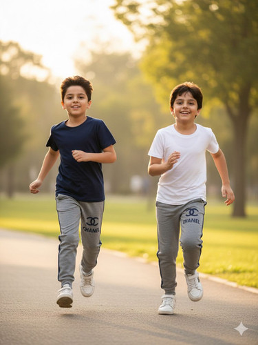 شلوار بچگانه طرح برند با نوار بغل در دو رنگ طوسی روشن و تیره